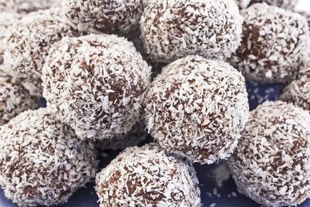 Date chocolate energy balls - blog by makers of organic cold-pressed fruit and vegetable Living Juice
