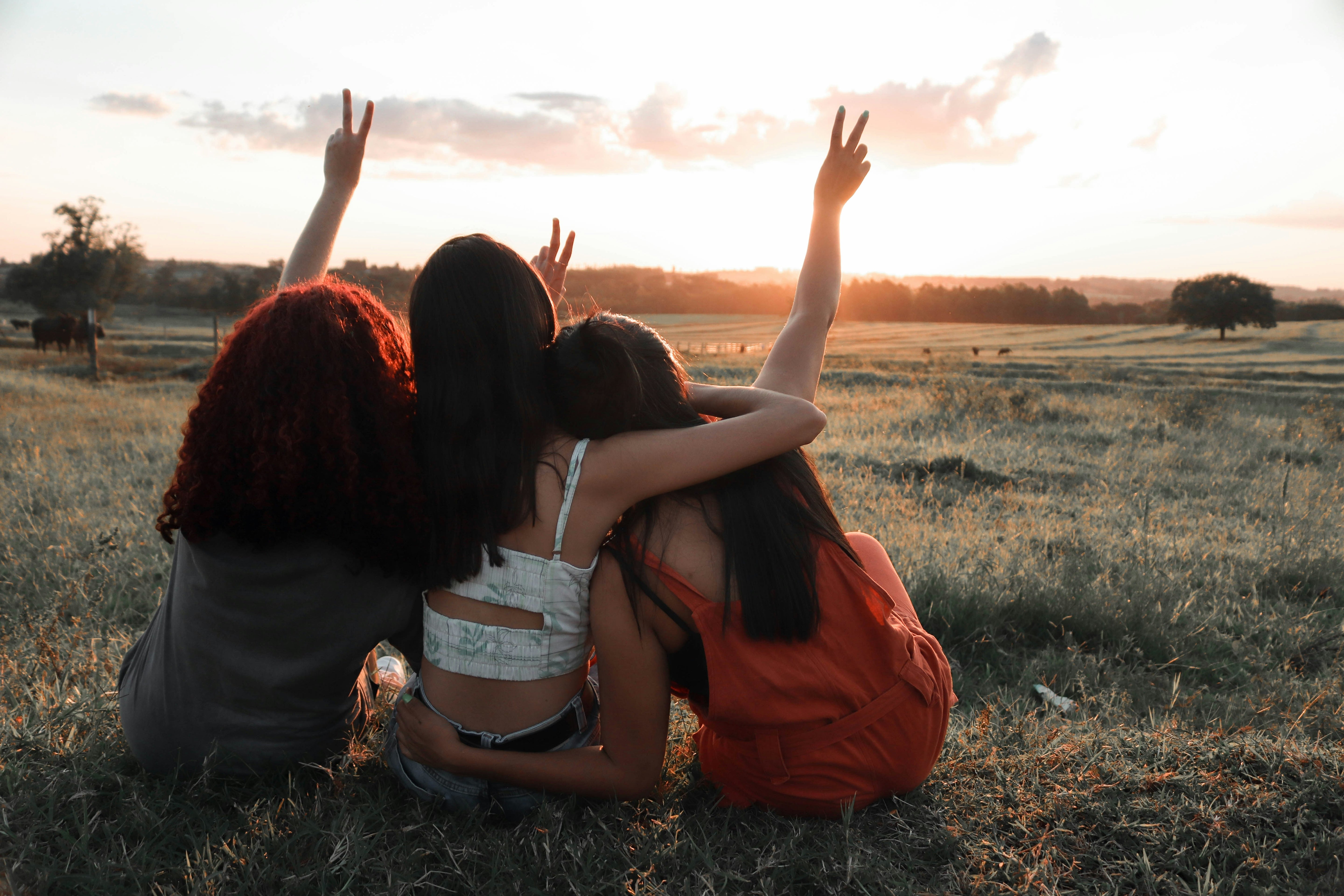 3 friends giving peace sign at sunset - blog by Living Juice