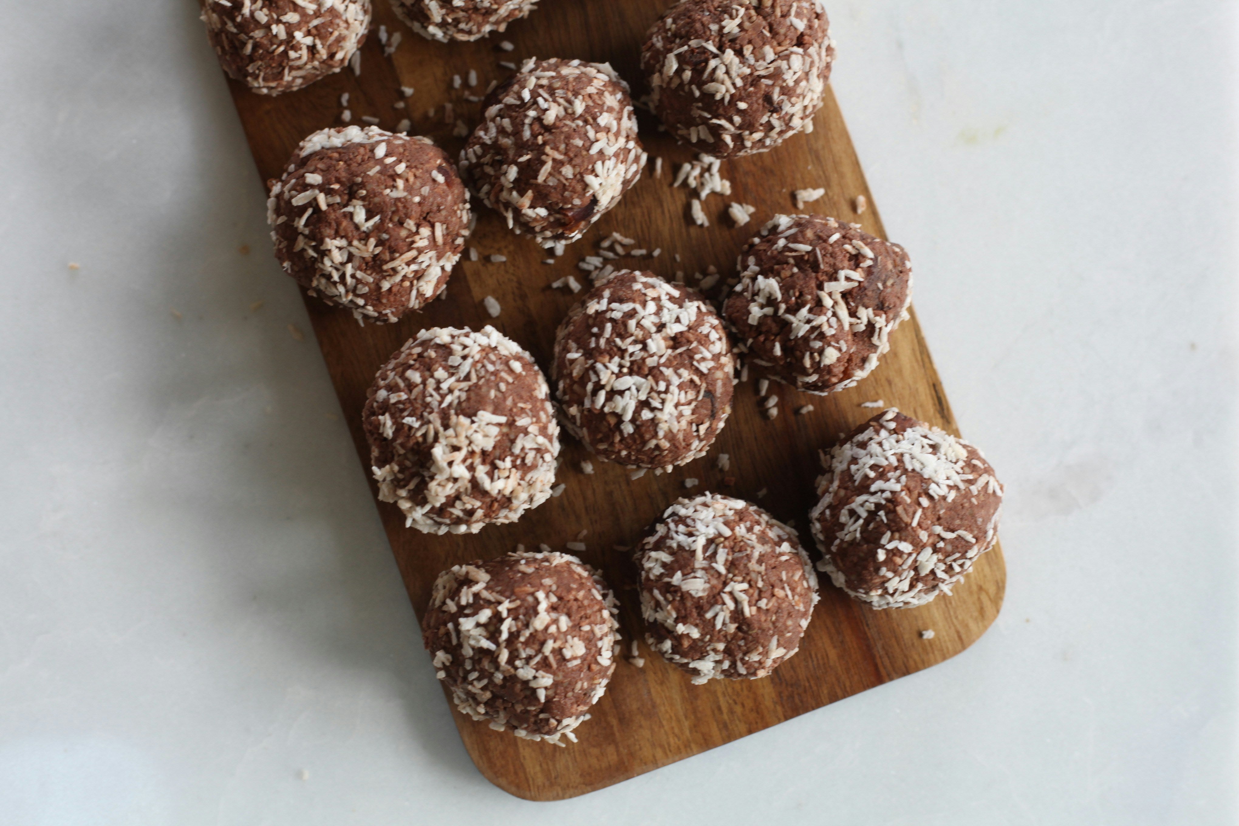 Organic cashew and date energy balls - recipe by organic cold-pressed fruit and vegetable Living Juice
