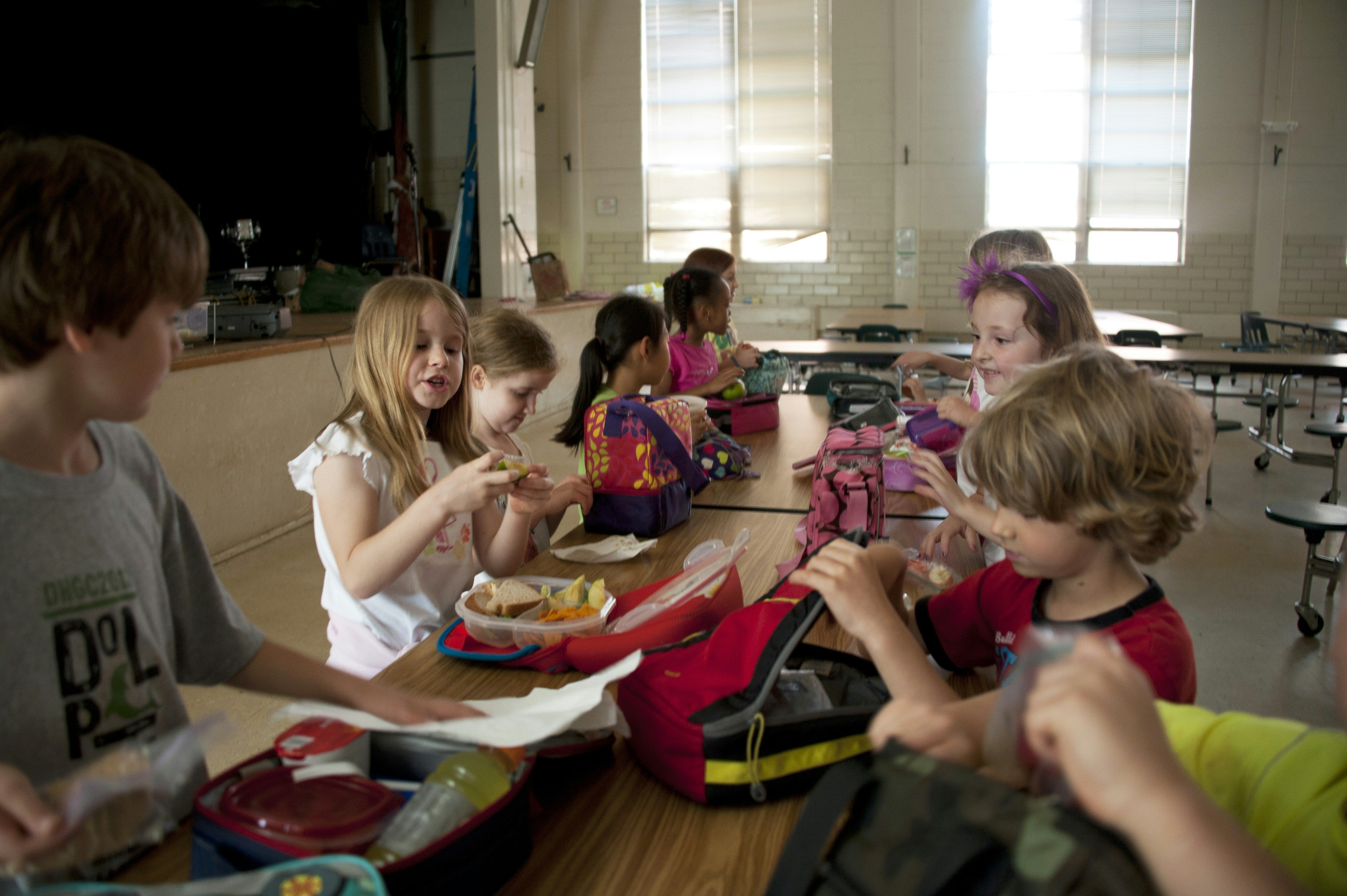 Kids having lunch at school - blog by organic cold-pressed Living Juice