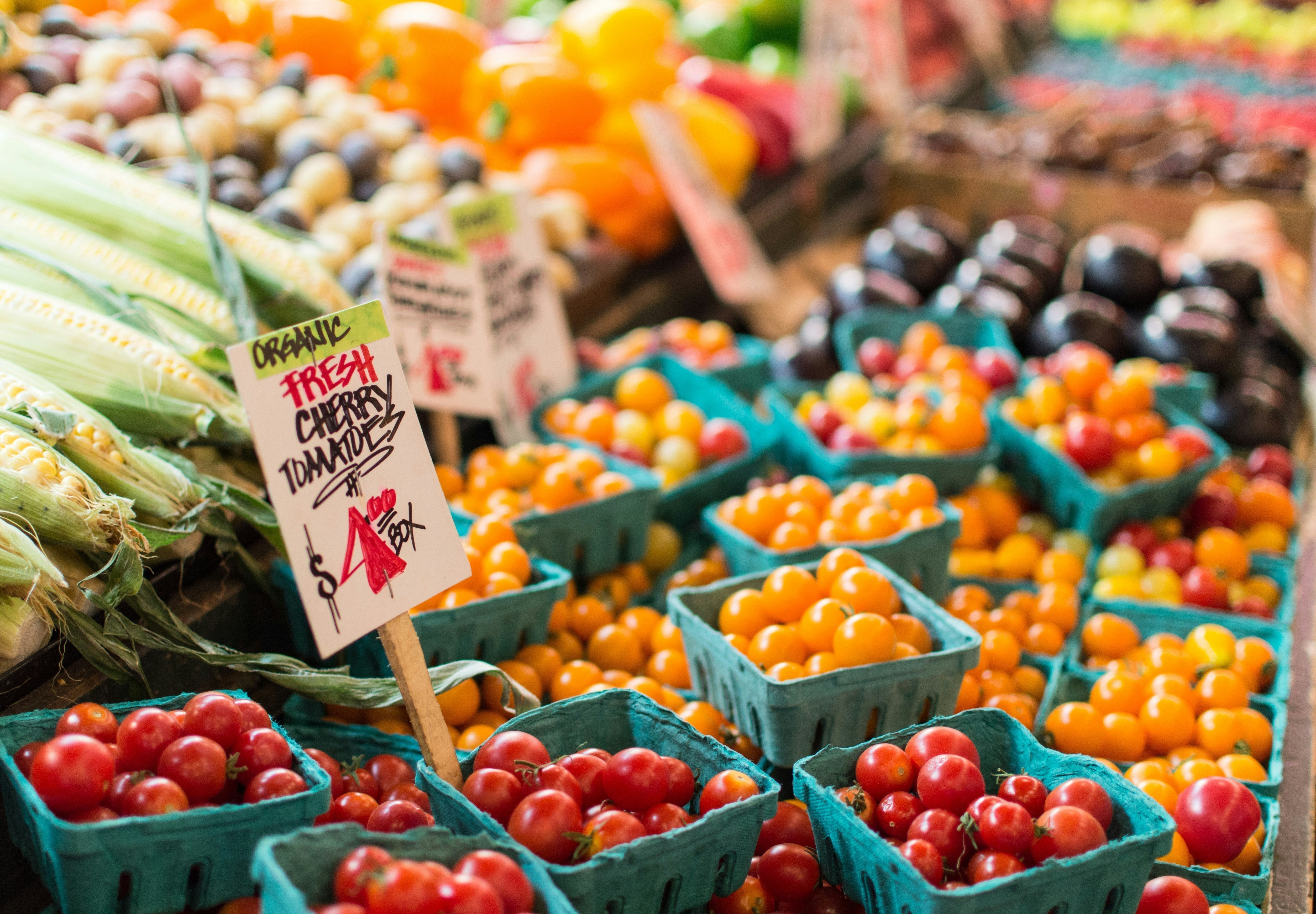 Organic tomatoes at farmers market - blog by O2 Living makers of organic cold-pressed fruit and vegetable Living Juice
