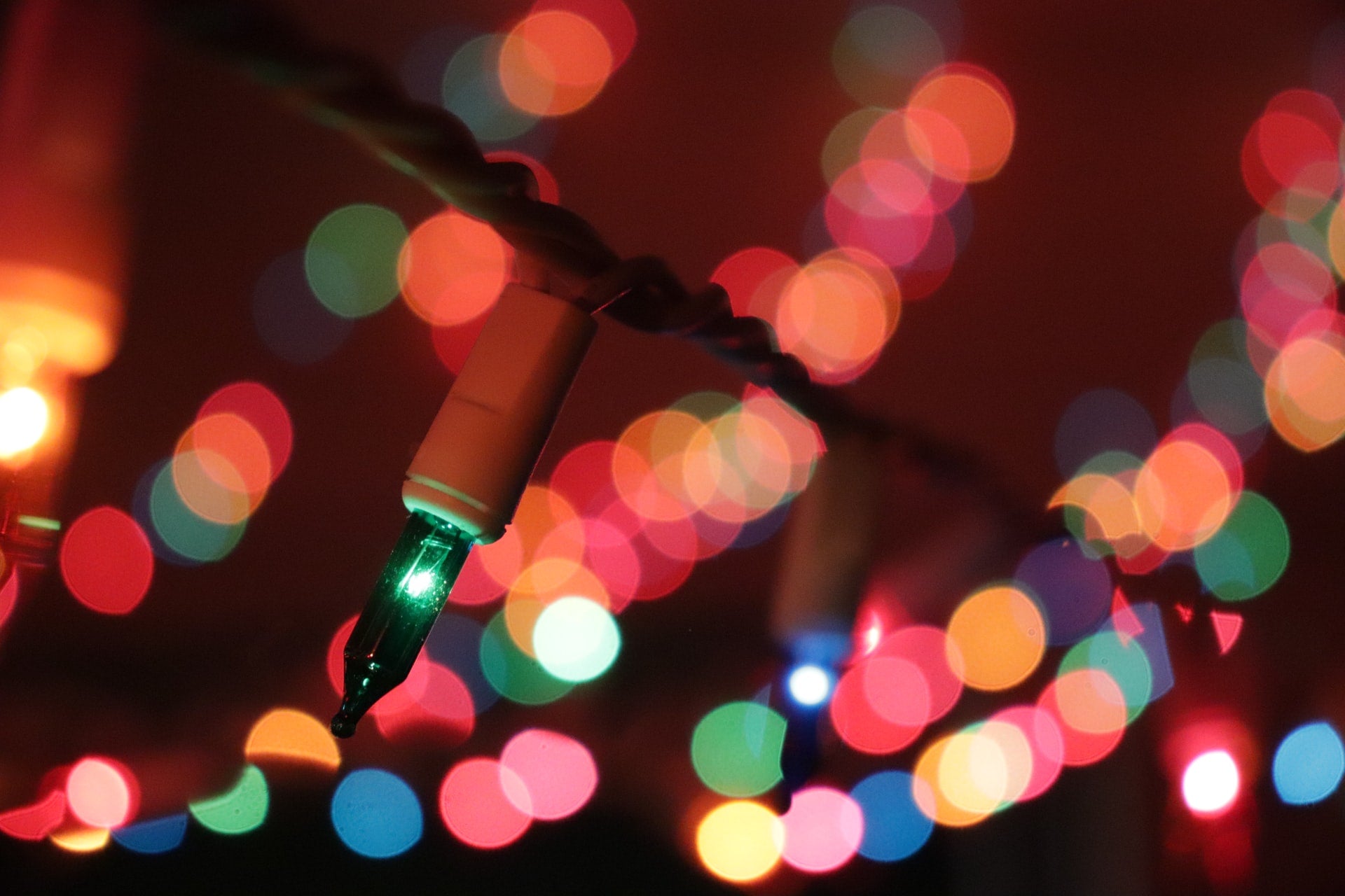 holiday lights- O2 Living blog makers of organic cold-pressed fruit and vegetable Living Juice