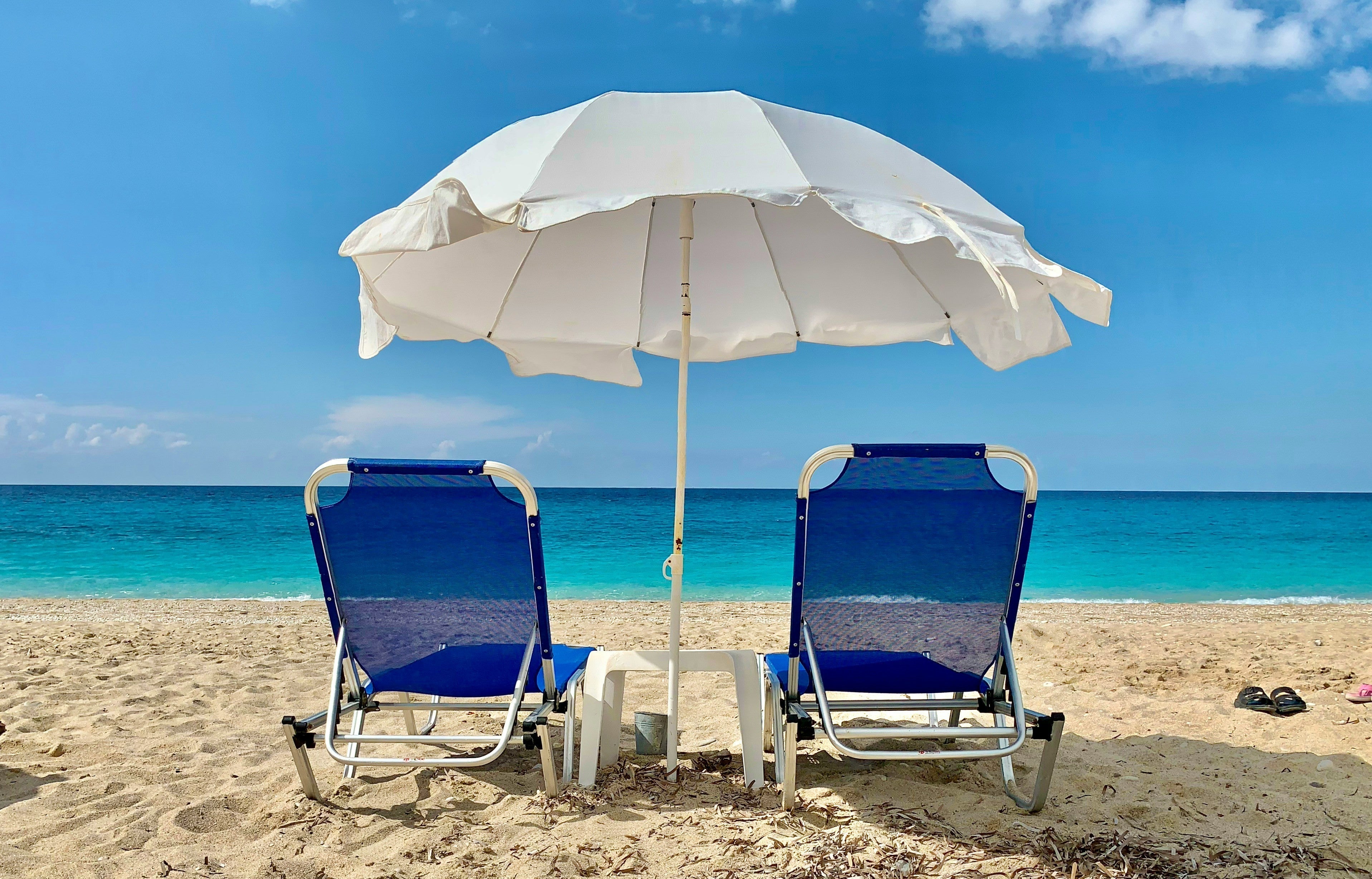 Beach chairs - blog by makers of organic cold-pressed fruit and vegetable Living Juice